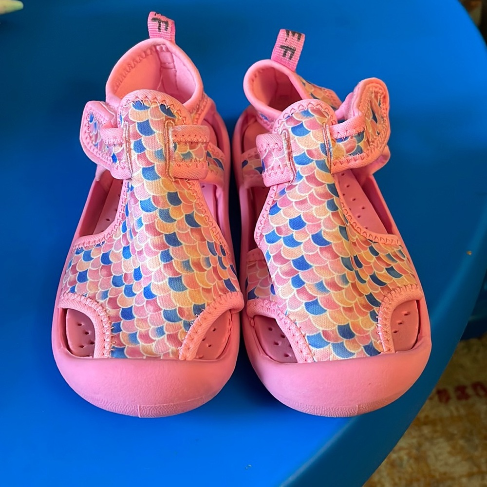 OshKosh water shoes